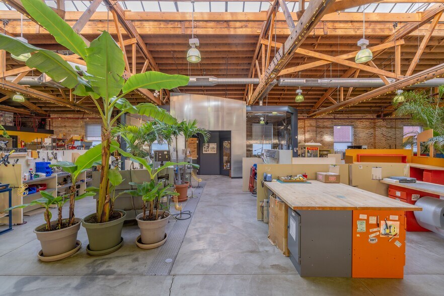 More Photos Of 21 S Racine Ave, Chicago Warehouse For Lease