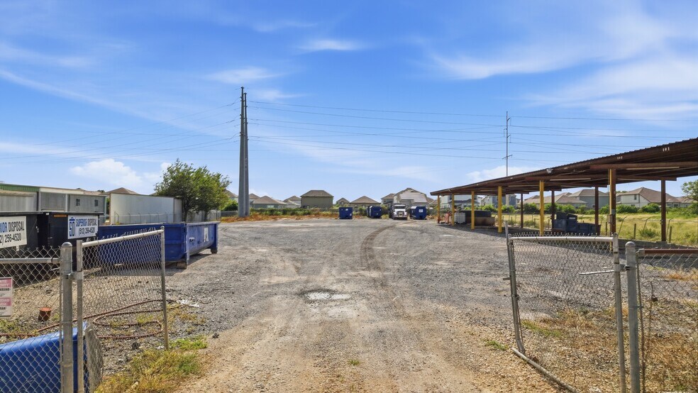 More Photos Of 2476 N Heideke St, Seguin Industrial For Sale