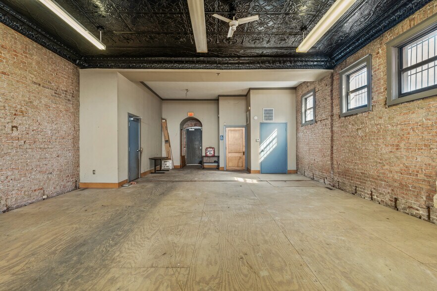 More Photos Of 2510 E 85th St, Kansas City Flex For Sale