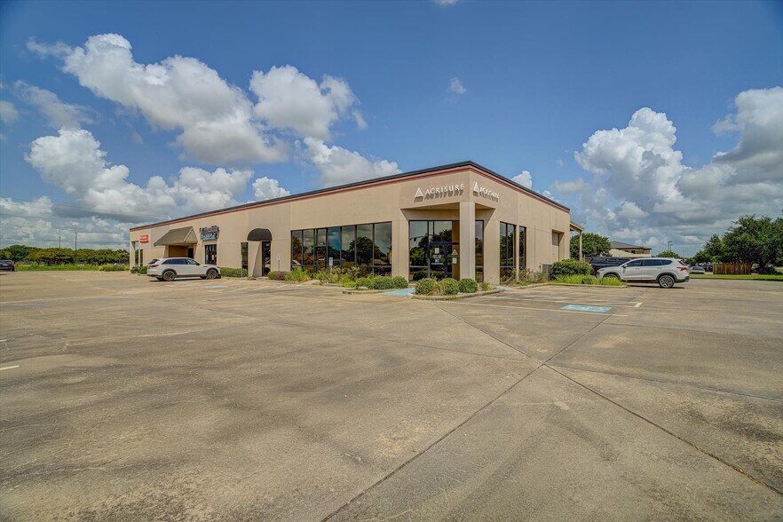 More Photos Of 502 This Way, Lake Jackson General Retail For Sale