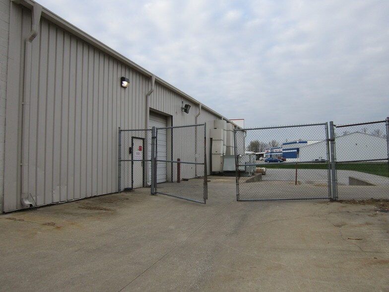 More Photos Of 18160 Market Ct, Westfield Freestanding For Lease