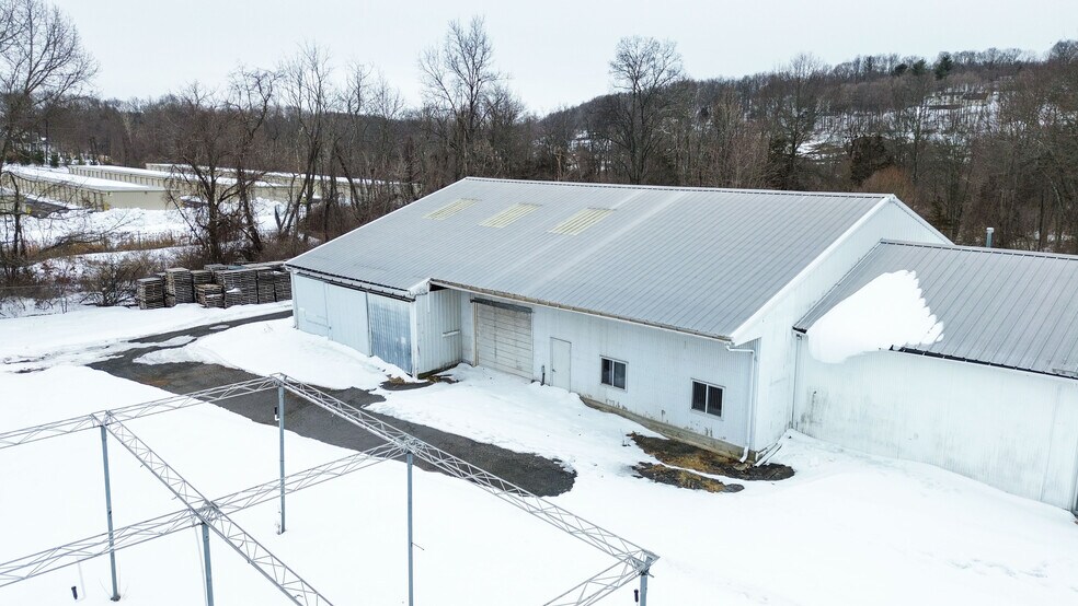 More Photos Of 147 Meriden Rd, Middlefield Garden Center For Lease