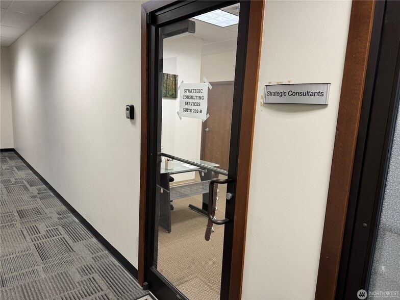 More Photos Of 325 E George Hopper Rd, Burlington Office For Sale