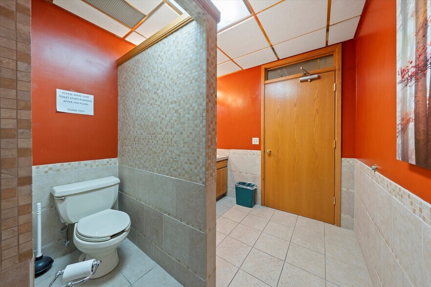 More Photos Of 100 E Broadway Ave, Moses Lake Office For Sale