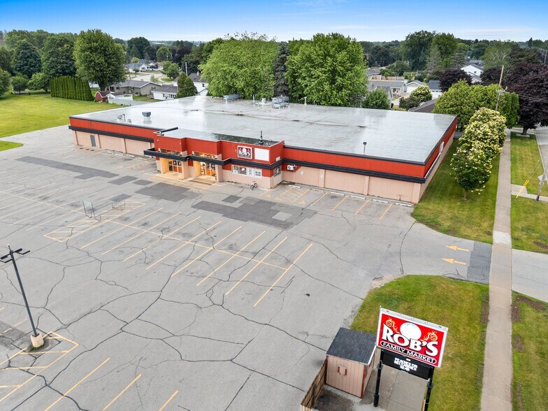 More Photos Of 2330 Menasha Ave, Manitowoc Supermarket For Sale