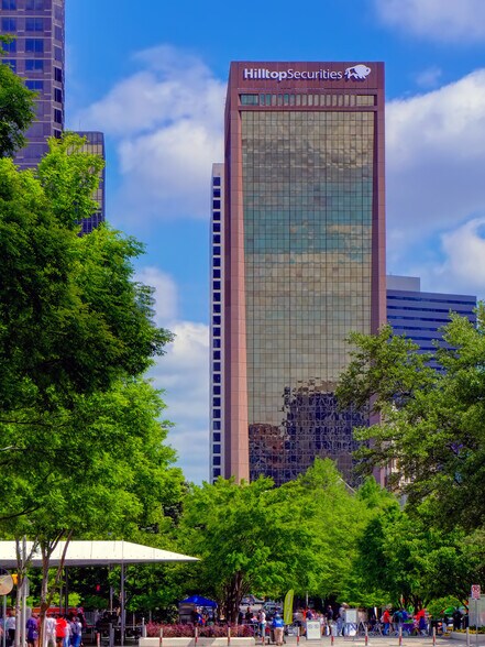 More Photos Of 717 N Harwood St, Dallas Office For Lease