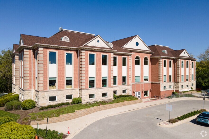 More Photos Of 1111 E Warrenville Rd, Naperville Office For Lease