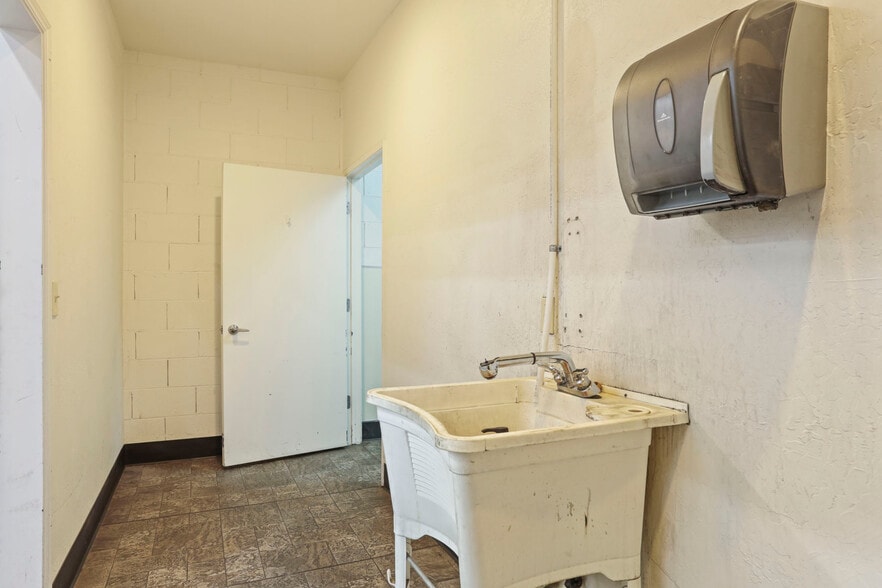 More Photos Of 7711 Murray Dr, Stockton Flex For Sale