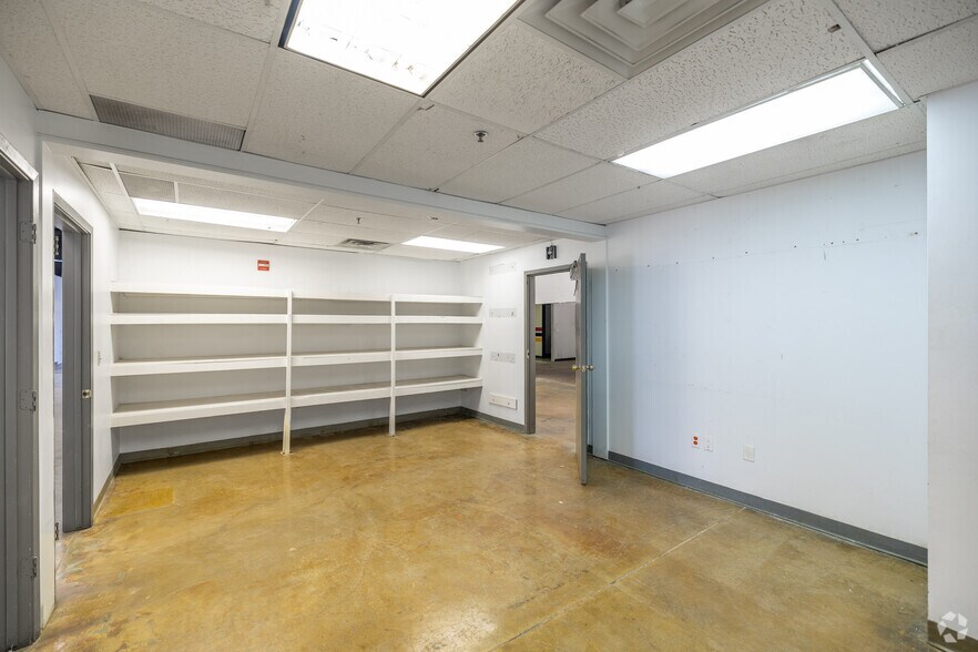 More Photos Of 1400 Summit Ave, Plano Showroom For Lease