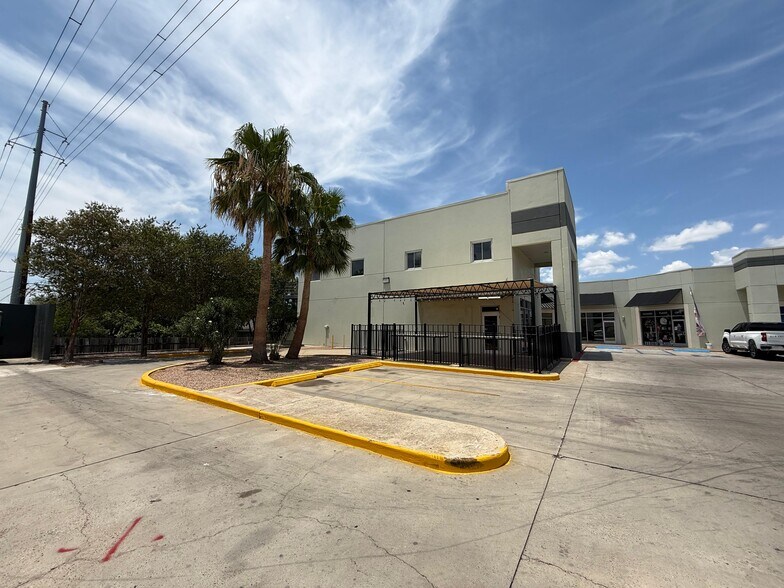 More Photos Of 8602 McPherson Rd, Laredo Storefront For Lease