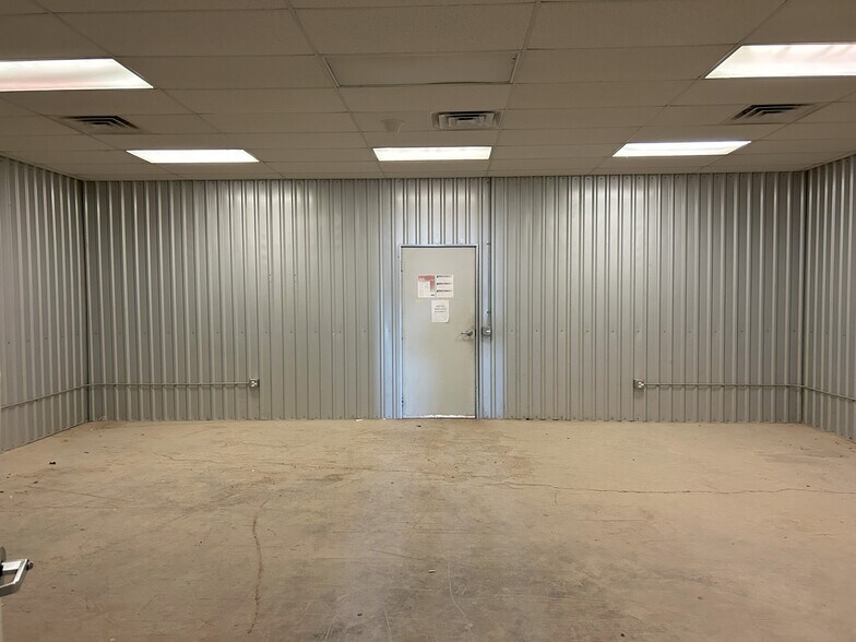 More Photos Of 2086 Oil Mill Rd, Pecos Warehouse For Lease