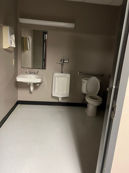 More Photos Of 912 15th St, Huntsville Office For Lease