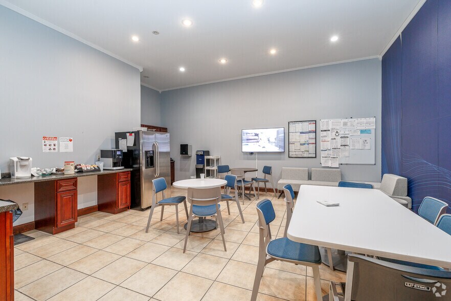 More Photos Of 3420 Maple Ave, Pulaski Warehouse For Sale