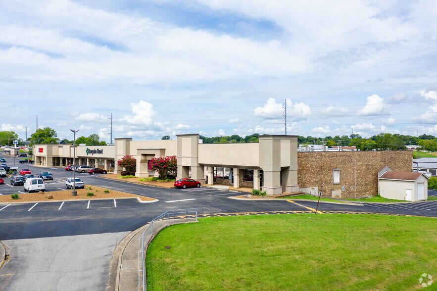 More Photos Of 500 W Main St, Hendersonville Unknown For Lease