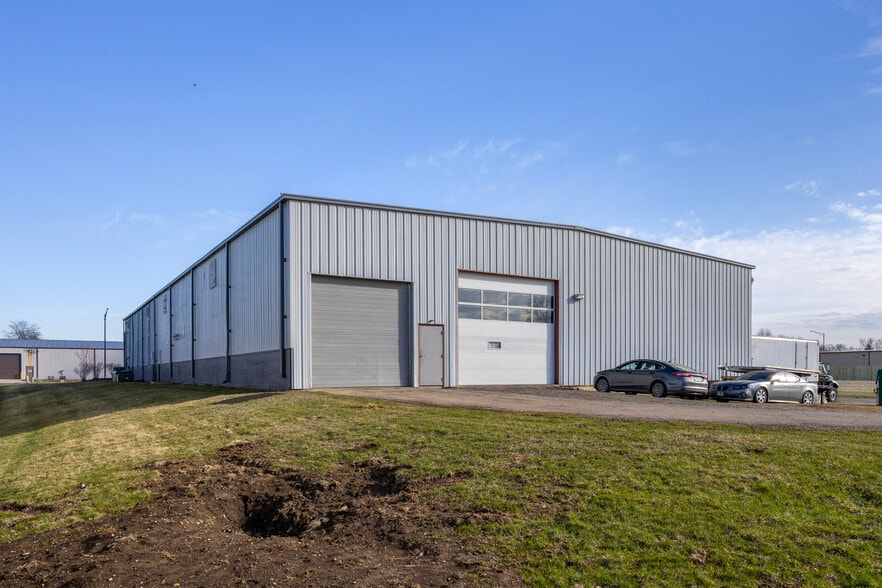 More Photos Of 1005 Geneva St, Shorewood Warehouse For Lease