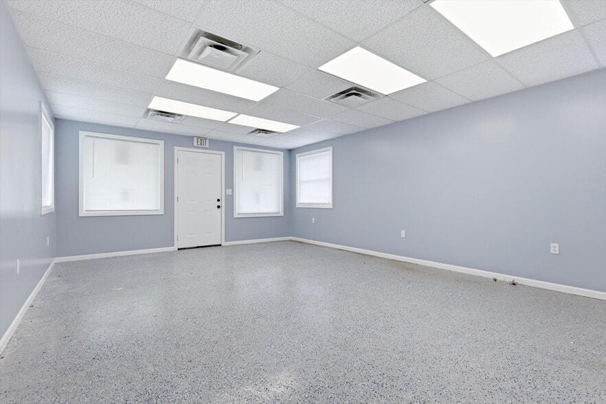 More Photos Of 625 W 23rd St, Independence Storefront Retail Office For Sale