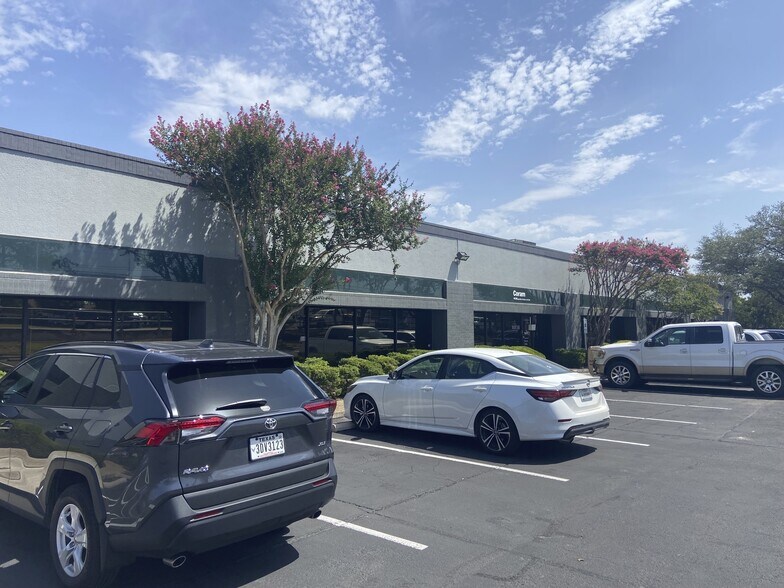 More Photos Of 10100-10146 Huebner Rd, San Antonio Research And Development For Lease