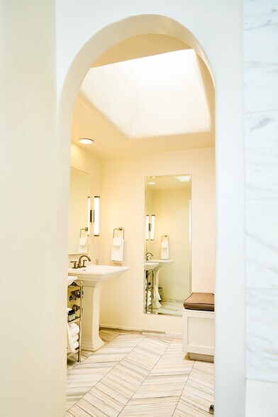 More Photos Of 405 Cordoba Ln, Taos Hotel For Sale