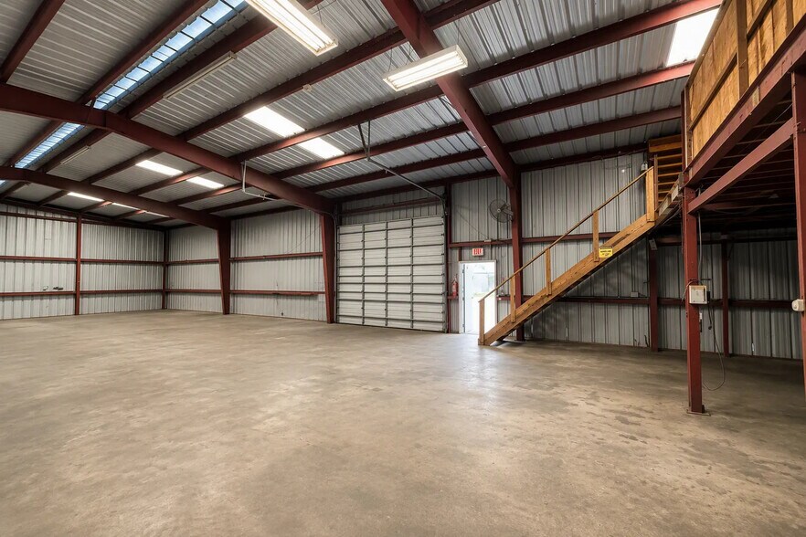 More Photos Of 415 Main St, La Marque Service For Lease