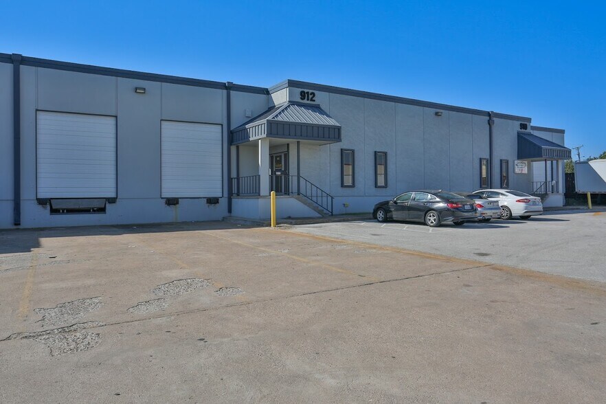 More Photos Of 910-916 Avenue M, Grand Prairie Warehouse For Sale