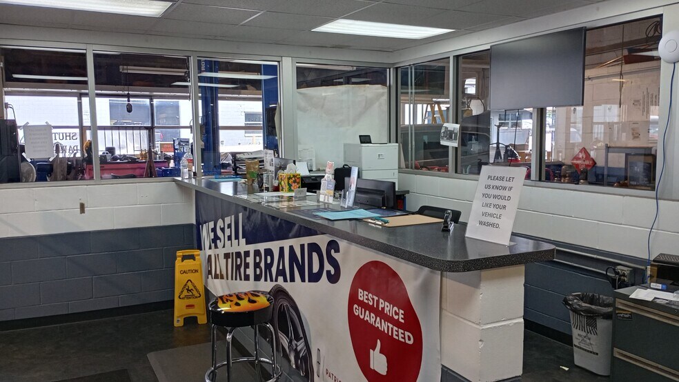 More Photos Of 520 W Kimberly Rd, Davenport Auto Dealership For Lease