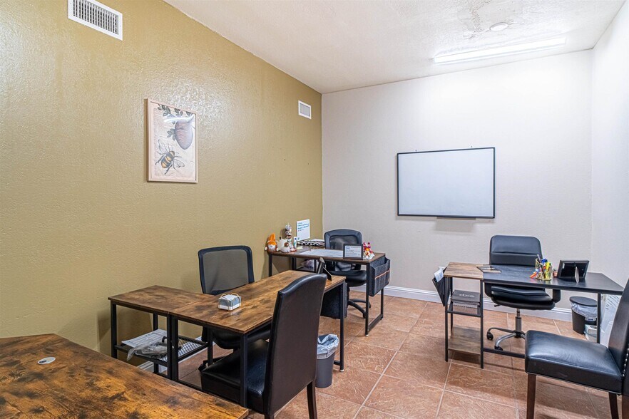 More Photos Of 102 Fletcher Dr, Del Rio General Retail For Sale