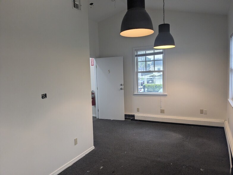 More Photos Of 40 Birch Hill Rd, Locust Valley Office For Lease