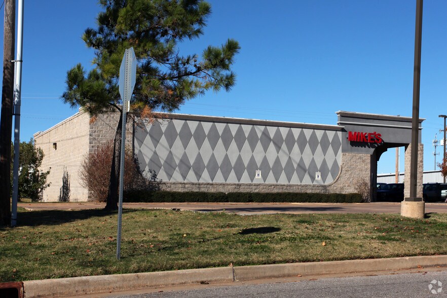 Primary Photo Of 8301 Glade Ave, Oklahoma City Restaurant For Lease