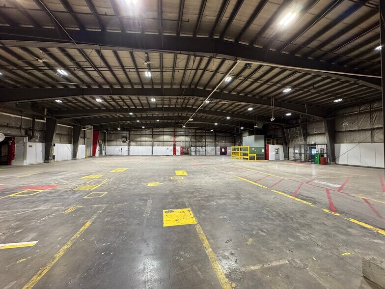 More Photos Of 413 E Murdock Ave, Oshkosh Manufacturing For Sale