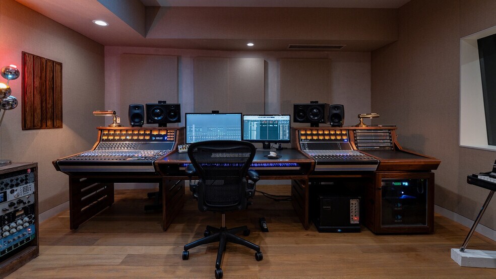 More Photos Of 10707 Burbank Blvd, North Hollywood Loft Creative Space For Sale