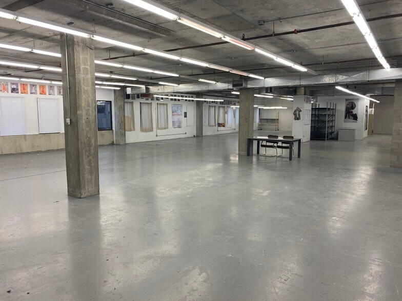 More Photos Of 555 Rue Chabanel O, Montréal Office For Sale