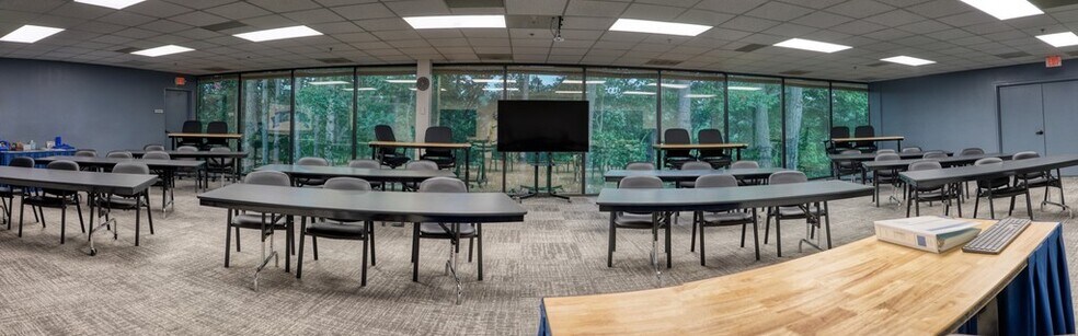 More Photos Of 9755 Dogwood Rd, Roswell Office For Lease