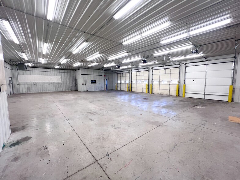 More Photos Of 821 Lime Kiln Rd, Green Bay Flex For Lease