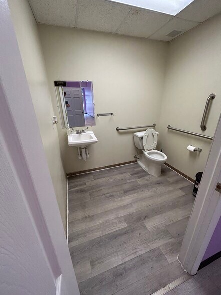 More Photos Of 29-33 E Main St, Palmyra General Retail For Lease