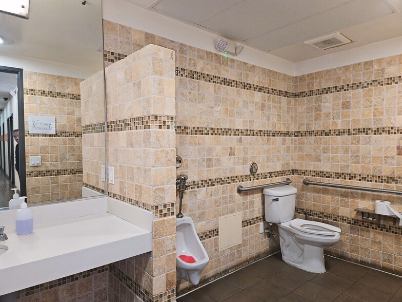 More Photos Of 2120 W 8th St, Los Angeles Office For Sale