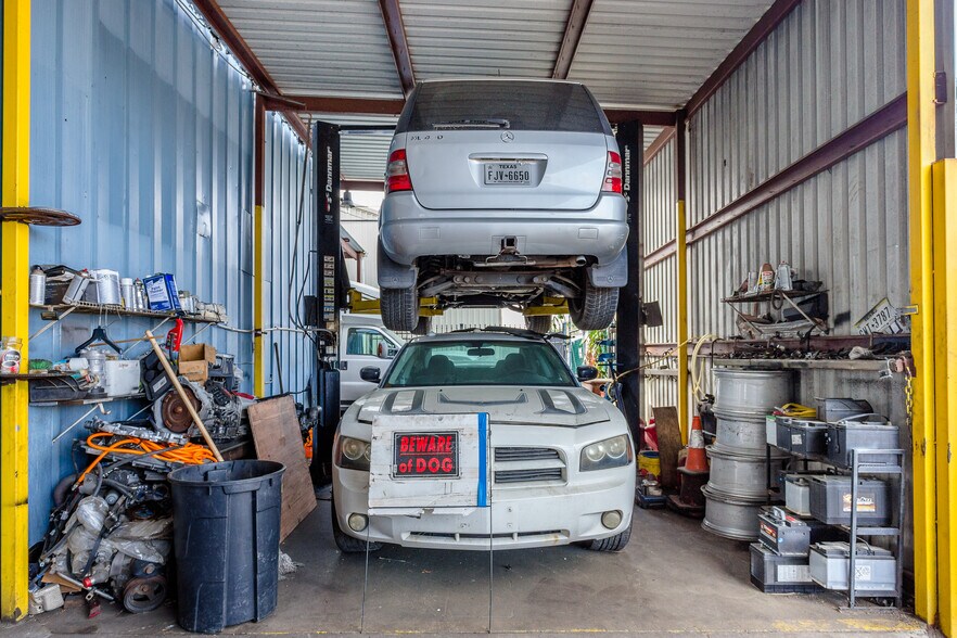 More Photos Of 8921 Daffodil Ave, Houston Auto Repair For Sale