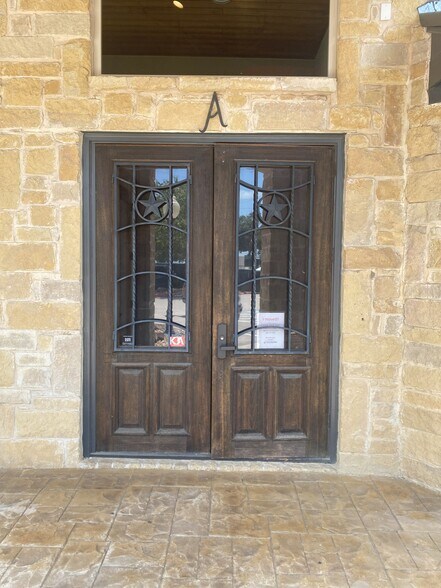 More Photos Of 814 East Ave, Katy Office For Sale