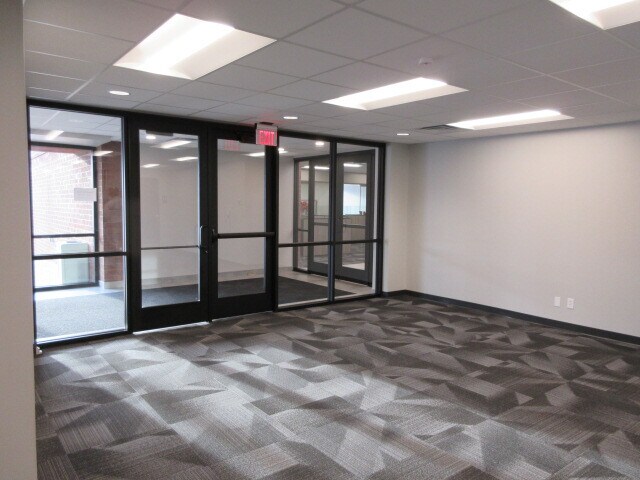 More Photos Of 200 Creek Ln N, Jordan Bank For Lease