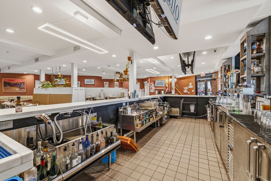 More Photos Of 402 Center St, Lewiston Restaurant For Lease