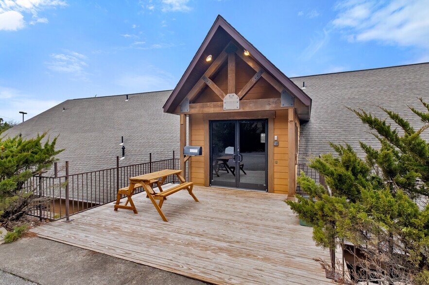 More Photos Of 4220 N Crossover Rd, Fayetteville Medical For Lease