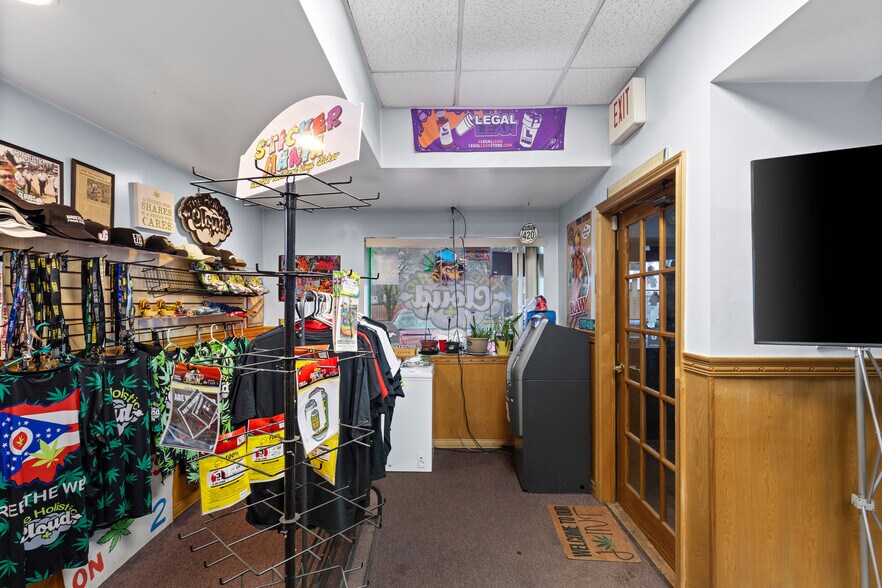 More Photos Of 3052 Belmont St, Bellaire Storefront Retail Office For Sale