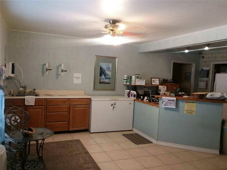 More Photos Of 1819 S Chestnut St, Lampasas General Retail For Sale