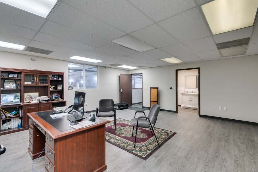 More Photos Of 5450 Desert Point Dr, Las Vegas Manufacturing For Lease