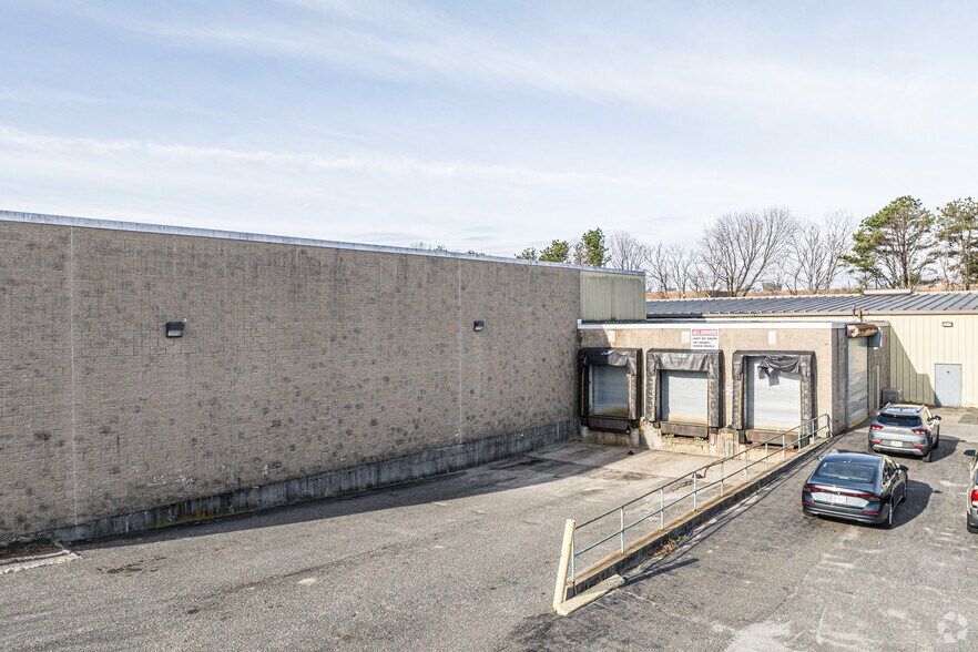 More Photos Of 59 Spence St, Bay Shore Warehouse For Lease