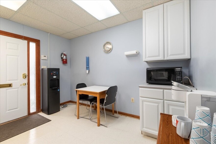 More Photos Of 10623 Crestwood Dr, Manassas Office For Sale