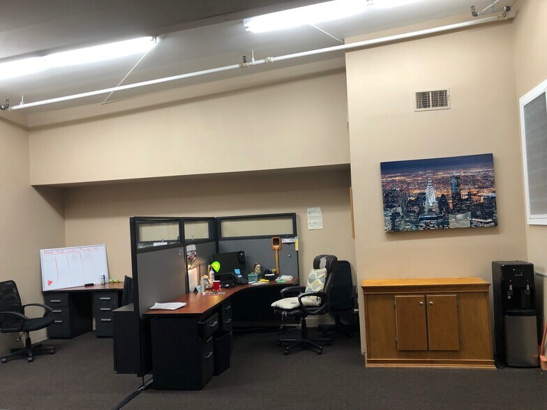 More Photos Of 12155 Metro Pky, Fort Myers Showroom For Lease