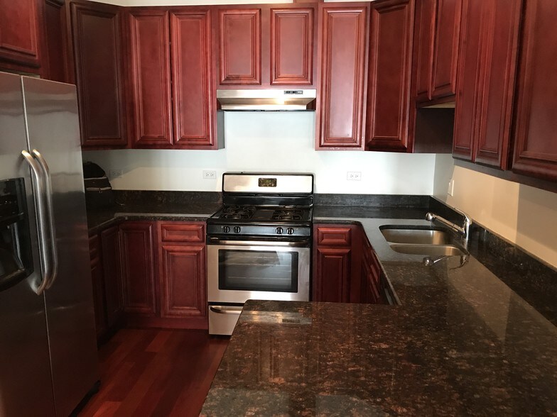 More Photos Of 720 W 47th St, Chicago Apartments For Lease