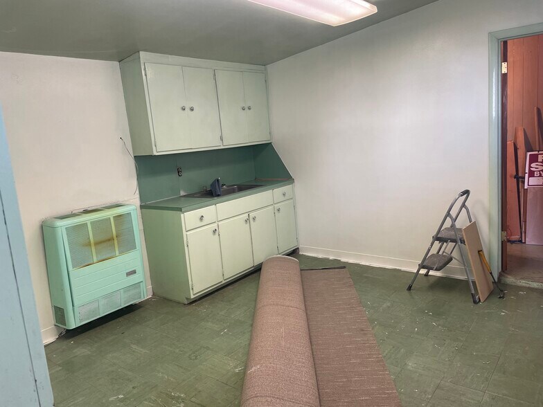 More Photos Of 370 N State St, Shelley Storefront Retail Residential For Lease