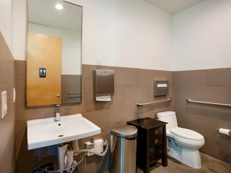 More Photos Of 134 Lomita St, El Segundo Office For Sale