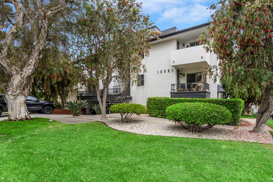 Primary Photo Of 10961 Rose Ave, Los Angeles Apartments For Sale
